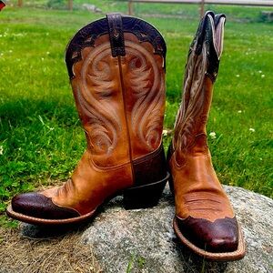Women’s size 7 Ariat two-toned cowboy boots